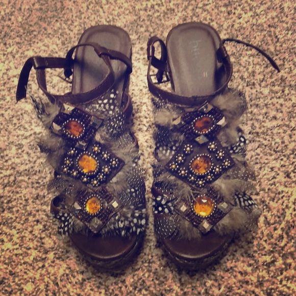 Super trendy brown and feathered wedges - Picture 1 of 4